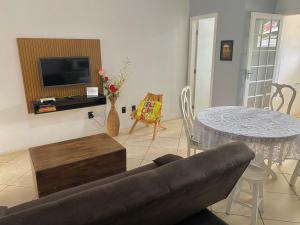 sala de estar con sofá y mesa en Apartamento Floripa 11, en Florianópolis