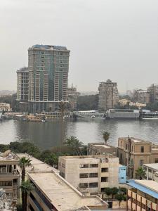 - une vue sur une ville avec une rivière et des bâtiments dans l'établissement المنيل, au Caire