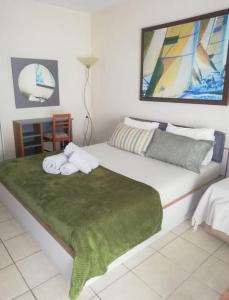 1 dormitorio con 1 cama grande y toallas. en Family-friendly studio near the sea., en Dhimínion
