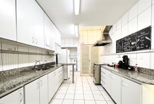 Kuchyň nebo kuchyňský kout v ubytování Br Hostel