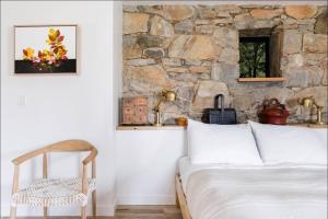 Posezení v ubytování Studio Guest Suite in Forest Cottage