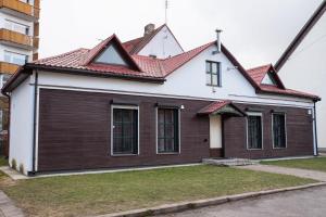 a house with a brown and white at Svečių namai Aurėja in Kėdainiai