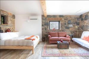 Postel nebo postele na pokoji v ubytování Studio Guest Suite in Forest Cottage