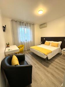 1 dormitorio con 1 cama y 1 sofá en Casa do Paço en Termas de Sao Pedro do Sul
