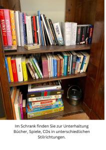 una estantería llena de libros en Eine gemütliche Ferienwohnung mit Garten, en Bad Karlshafen