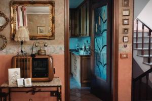 Habitación con cocina con microondas y puerta. en Villa Pampaloni - Villa vacanze con Buffet di benvenuto, en Fabrica di Roma