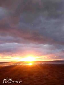 - un coucher de soleil sur la plage dans l'établissement Sleeps 10 5 bedroom town house 3 miles from Zip World, à Blaenau Ffestiniog 19 autres photos