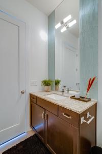 W łazience znajduje się umywalka i lustro. w obiekcie LOFTS AT 30TH - MODERN LOFT - MINS TO BROADWAY w mieście Nashville
