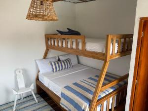 1 dormitorio con 2 literas y 1 silla en Mio Mio Beach, en Barú