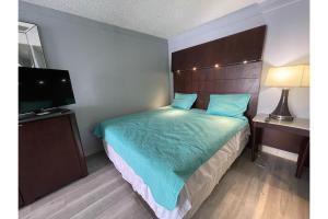 Lamplighter Inn by OYO Charlotte Airport Area tesisinde bir odada yatak veya yataklar