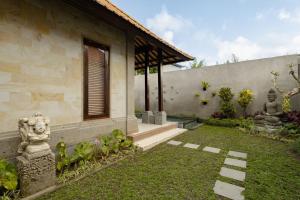 une maison avec un jardin en face dans l'établissement Peaceful Villa with Private Pool Monkey Forest, à Ubud