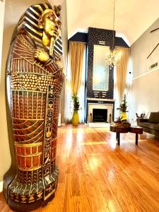 ein Wohnzimmer mit einer Statue in der Mitte des Raumes in der Unterkunft African Zen Oasis in Atlanta