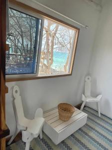 ventana en una habitación con banco y 2 sillas en Mio Mio Beach, en Barú
