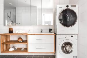 cocina con lavadora y lavadora en Modern and centrally located 2-Bedroom apartment en Bergen