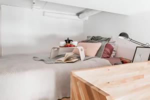 1 dormitorio con 1 cama con ordenador portátil en Modern and centrally located 2-Bedroom apartment en Bergen