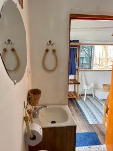 y baño con lavabo y espejo. en Mio Mio Beach, en Barú