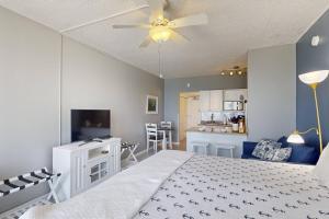 Schlafzimmer mit einem Bett und einem Deckenventilator in der Unterkunft 607 - Island Inn in St Pete Beach