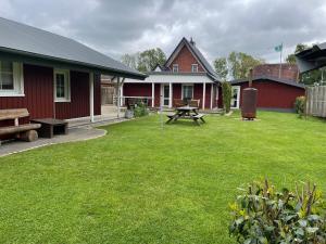 a yard with a picnic table and a house at Ferienhaus Thomsen in Epenwöhrden