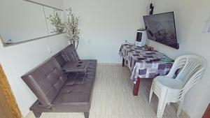- un salon avec un canapé et une table dans l'établissement Casa de praia completa e confort, à Barra de Santo Antônio