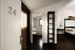 希克利的住宿－Zeta Resort Donnalucata，客房设有带一张床的卧室和一间浴室。