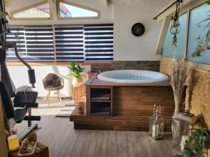 ein großes Badezimmer mit Badewanne in einem Zimmer in der Unterkunft La Grange Sud in Turnac + 21 Fotos