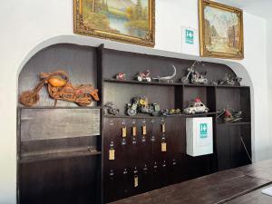 サン・フアン・デル・リオにあるHotel Villa 12の木製のキャビネット(おもちゃ付)が備わる客室です。