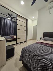 Schlafzimmer mit einem Bett und einem Deckenventilator in der Unterkunft Bayu Temiang Residence - Eco Friendly Retreat in Seremban