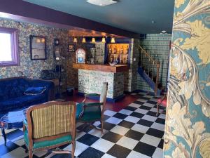 Lounge nebo bar v ubytování Actual Pretty Boy Floyd's Hideout - Lake Erie, MI
