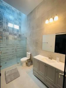 Cuatrociénegas de Carranza的住宿－Casa Villa Sol Arena，浴室配有卫生间、盥洗盆和淋浴。