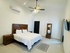 1 dormitorio con 1 cama y ventilador de techo en Casa Villa Sol Arena, en Cuatrociénegas de Carranza