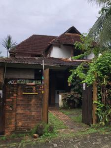 a house with a gate in front of it at Espaço Circular in Itacaré