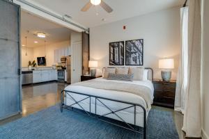 1 dormitorio con 1 cama y cocina en LOFTS AT 30TH - MODERN MELODY - 6 MINS TO BROADWAY, en Nashville