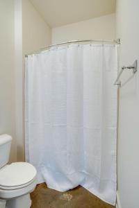 cortina de ducha blanca en el baño con aseo en LOFTS AT 30TH - MODERN MELODY - 6 MINS TO BROADWAY, en Nashville