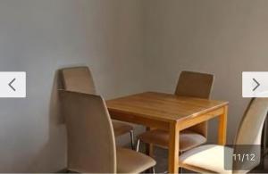 uma mesa de madeira e cadeiras num quarto em Tacidur Home em Tuttlingen