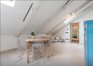 a dining room with a table and a bed at Conte Verde in Turin