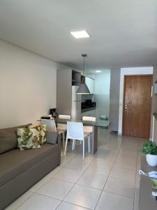 sala de estar y cocina con sofá y mesa en Carneiros Beach Resort - Flat 111-D, en Praia dos Carneiros