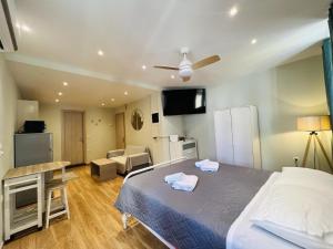 une chambre avec un lit et un salon dans l'établissement Louisa's Studio, à Corfou