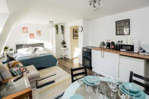 Zimmer mit einem Bett und einer Küche mit einem Tisch in der Unterkunft Bright Fitzrovia Studio in London
