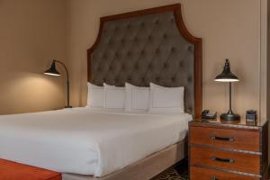 The Peery Salt Lake City Downtown, Tapestry Collection by Hilton客房内的一张或多张床位