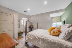 Un dormitorio con una cama grande y una ventana. en Luxury Loft in Historic Carriage House, en Kennett Square