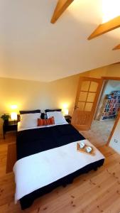 1 dormitorio con 1 cama grande en una habitación en RelaxRitual en Līči