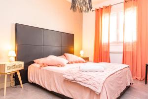 um quarto com uma cama grande e uma grande cabeceira. em Les Tournesols em Saint-Martin-de-Crau