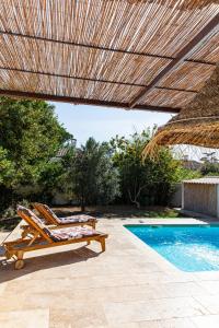 um pátio com 2 cadeiras e uma piscina em Les Tournesols em Saint-Martin-de-Crau