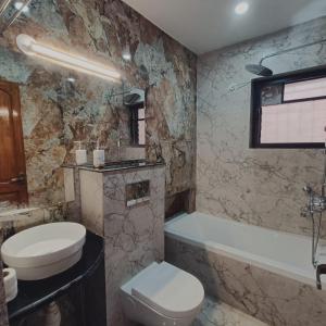 Pool facing luxury 1bhk near Calangute,baga beach的一间浴室