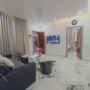 Pool facing luxury 1bhk near Calangute,baga beach的电视和/或娱乐中心