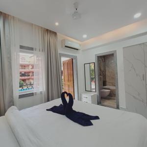 Pool facing luxury 1bhk near Calangute,baga beach客房内的一张或多张床位