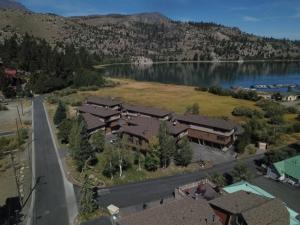 uma vista aérea de uma cidade com um lago e casas em Rr-edgewater20 em June Lake