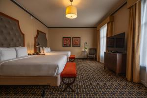 The Peery Salt Lake City Downtown, Tapestry Collection by Hilton客房内的一张或多张床位