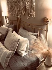 una camera da letto con un letto con cuscini bianchi di Las plantas-studios-apartments-Corfu a Dassia
