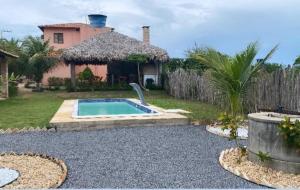uma casa com piscina num quintal em PKL - Pousada Kite Life em Barra Grande